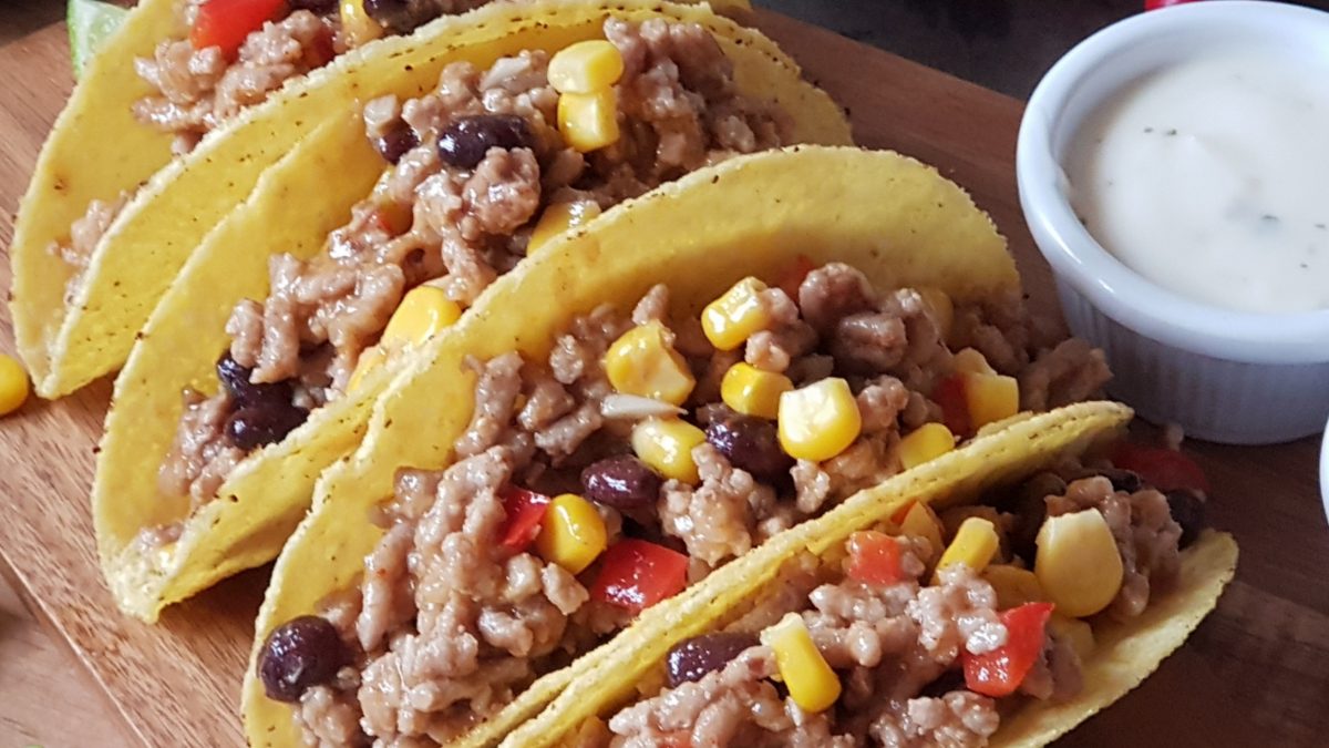 Tacos con carne molida, frijoles negros y maíz.